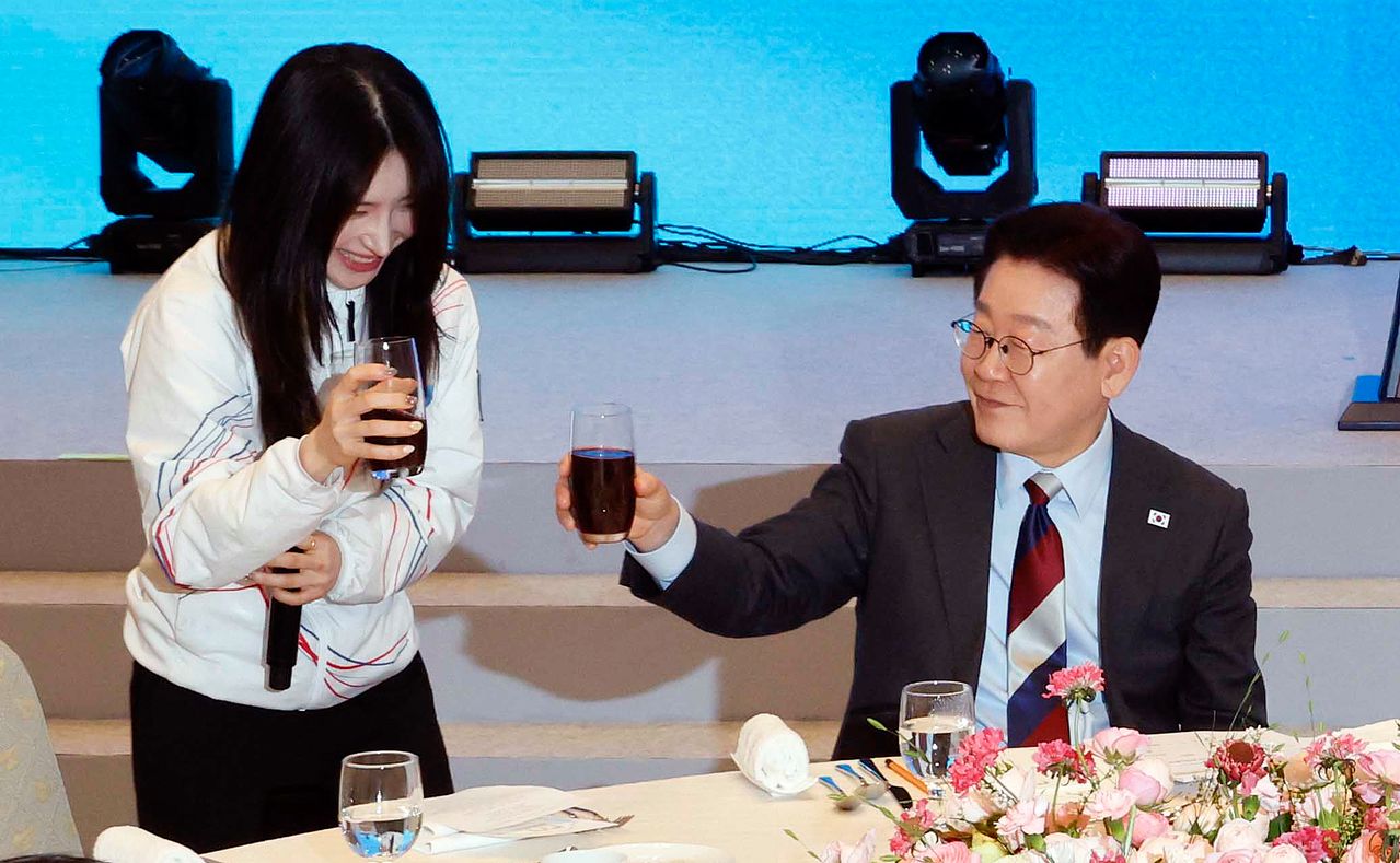 이재명 대통령과 김혜경 여사가 5일 청와대 영빈관에서 열린 밀라노·코르티나 동계올림픽 선수단 격려 오찬에서 김길리, 최가온 선수와 건배를 하고 있다. 청와대사진기자단