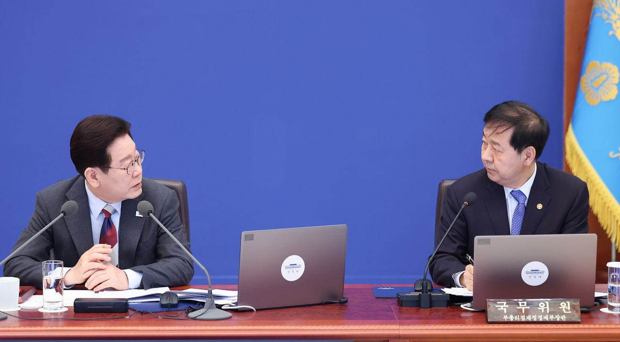 이재명 대통령이 5일 청와대에서 열린 임시국무회의에서 구윤철 부총리 겸 재정경제부 장관과 대화하고 있다. 뉴스1