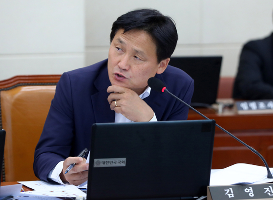 김영진 더불어민주당 의원이 지난해 10월 17일 오후 서울 여의도 국회에서 열린 환경노동위원회의 경제사회노동위원회 등에 대한 국정감사에서 질의하고 있다. 뉴시스
