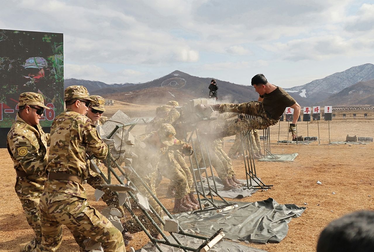노동신문은 5일 김정은 국무위원장이 '저격수의 날'(3월3일)을 맞아 수도방위군단의 사격 경기를 관람했다고 보도했다. 현장에는 조용원, 김재룡, 이일환 등 정치국 상무위원과 주요 간부들이 동행했다. 노동신문, 뉴스1