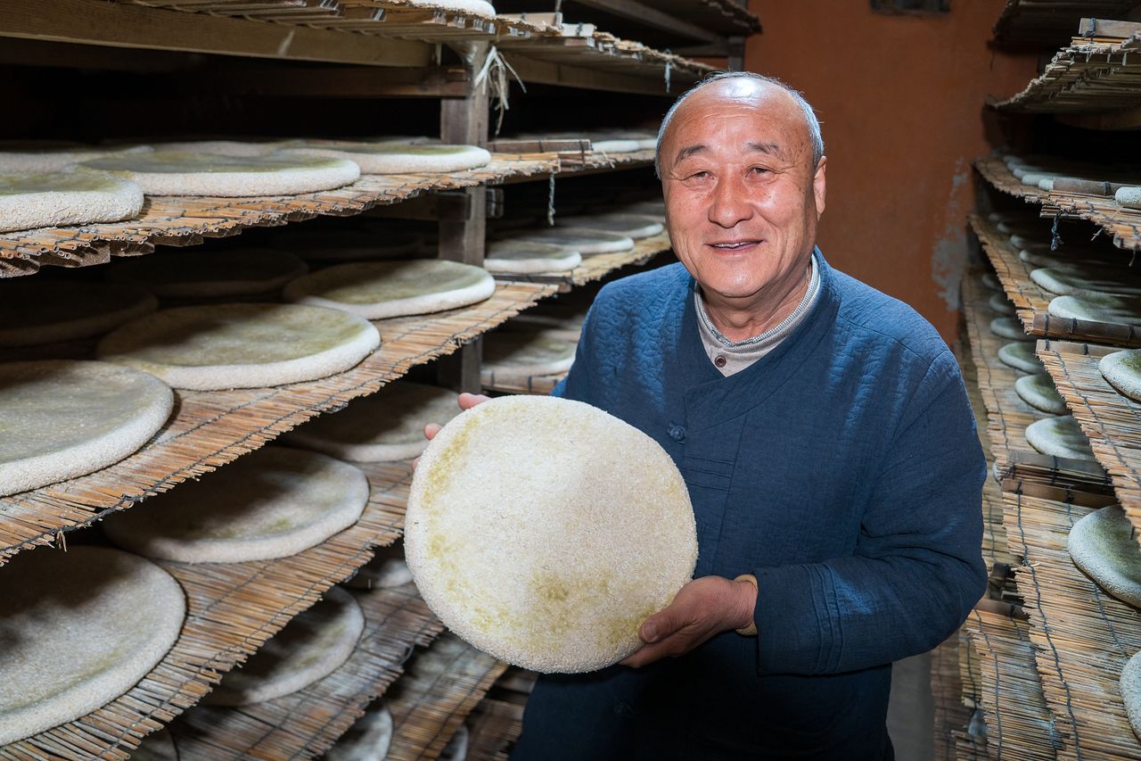 금정산성 토산주의 유청길 명인. 반죽해 숙성·건조까지 누룩 하나를 완성하는 데 40일이 걸린다. 백종현 기자