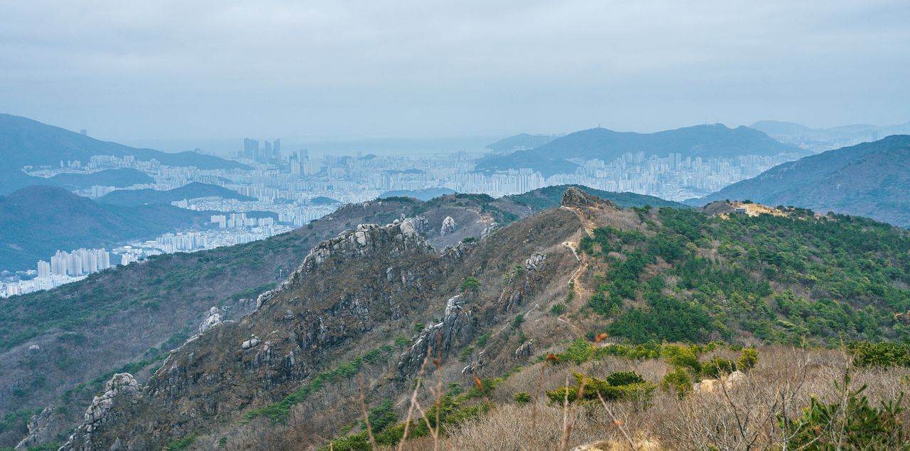 금정산 원효봉 너머로 펼쳐진 부산 도심의 모습. 맑은 날은 바다 건너 대마도까지 볼 수 있다. 백종현 기자