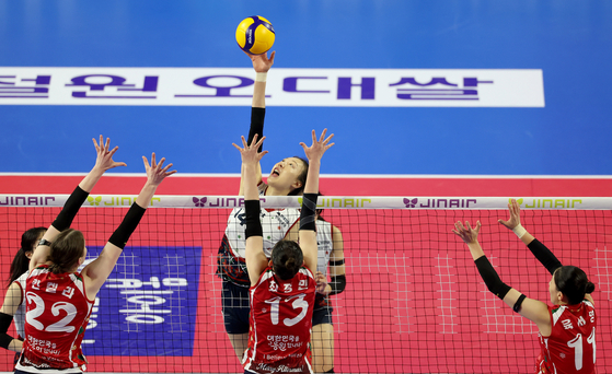 이번 시즌을 끝으로 현역에서 은퇴하는 여자 프로배구 현대건설의 베테랑 양효진. 19년을 한 팀에서만 뛴 ‘원클럽우먼’이다. 실력도 뛰어나 세 차례 챔피언결정전 우승 그리고 통산 득점과 블로킹 부문 1위 기록을 남겼다. [뉴스1]