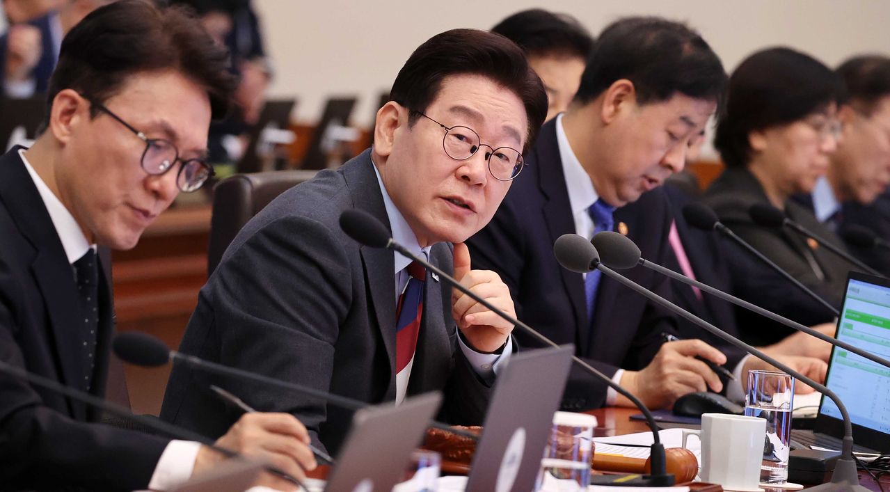 이재명 대통령이 5일 오전 청와대 본관에서 열린 제8회 임시 국무회의에서 발언하고 있다. 전민규 기자