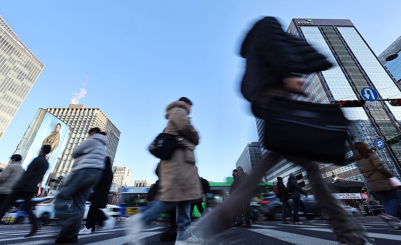 서울 종로구 광화문네거리에서 직장인들이 출근길 발걸음을 옮기고 있다. 뉴스1