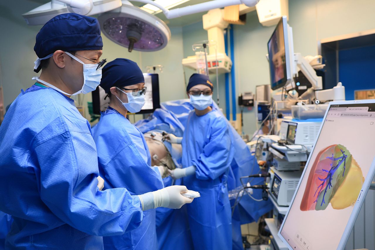 유진수 삼성서울병원 이식외과 교수(사진 왼쪽)가 AI 기반 3D 수술 계획 플랫폼 리버라이즈(Liveraiz)를 활용해 간이식 환자의 수술 과정을 의료진과 상의 하고 있다. 삼성서울병원 제공