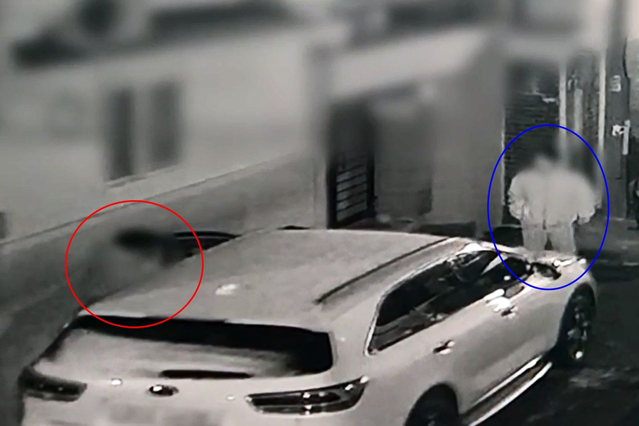 범행 중 피해자(파란색 원)와 마주친 차털이범(빨간색 원). 사진 광주경찰청 