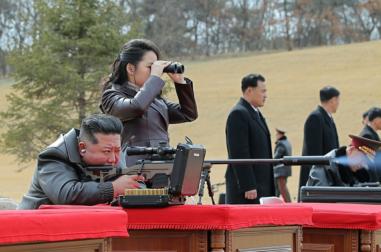 북한 노동당 기관지 노동신문은 지난달 28일 김정은 국무위원장이 주요 간부들에게 선물을 수여했다는 소식을 전하며, 김 위원장이 딸 주애와 함께 총기를 발사하는 사진을 게재했다. 지난달 28일은 미국과 이스라엘이 핵무기 개발을 추진하던 이란에 대한 대대적 공습을 감행한 날이다. 뉴스1 rodongphoto@news1.kr