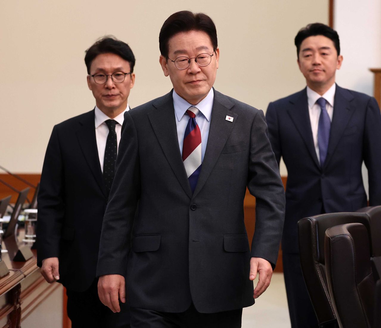 이재명 대통령이 5일 오전 청와대 본관에서 열린 제8회 임시 국무회의에 참석하고 있다. 전민규 기자