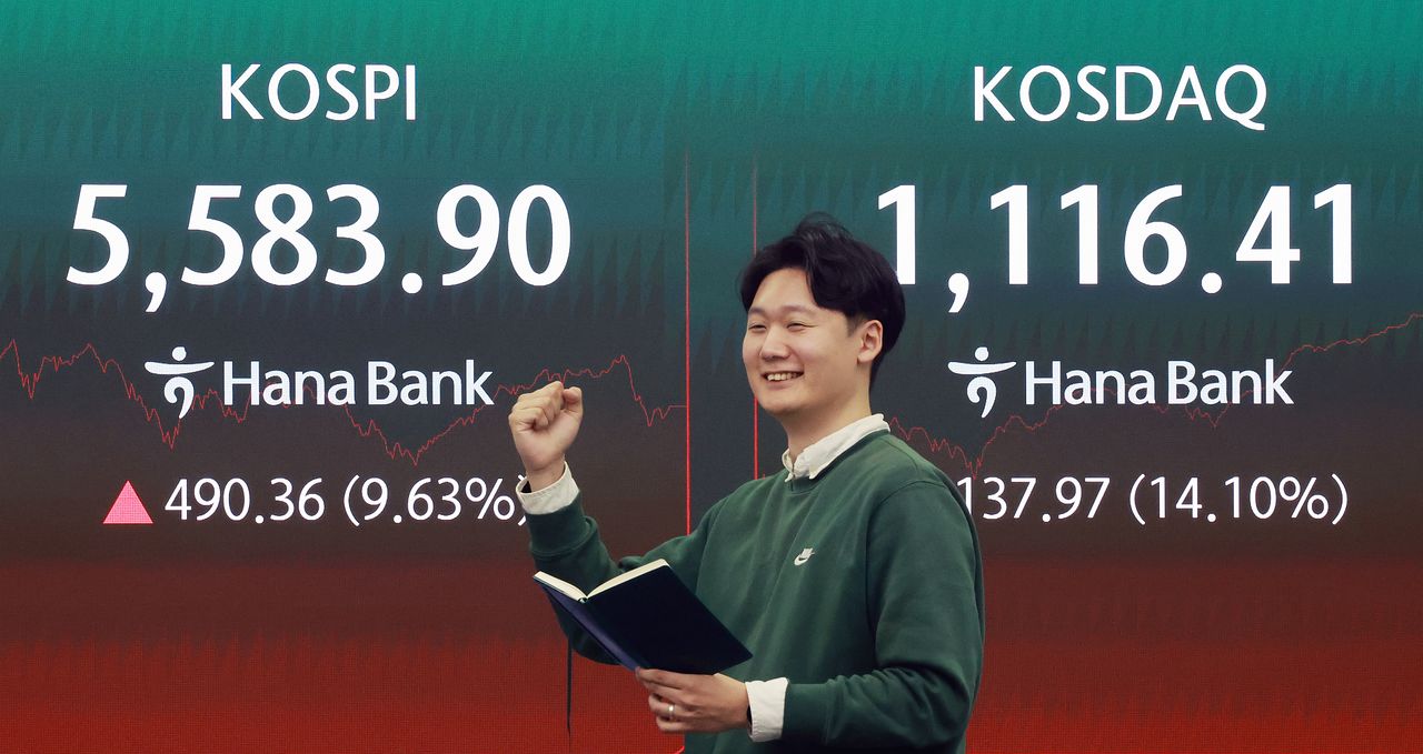 5일 서울 중구 하나은행 본점 딜링룸 전광판에 코스피 종가가 표시되어 있다. 이날 코스피는 전일 대비 490.36p(9.63%) 오른 5583.90에 코스닥은 전일 대비 137.97p(14.10%) 오른 1116.41에 장을 마감했다. 뉴스1