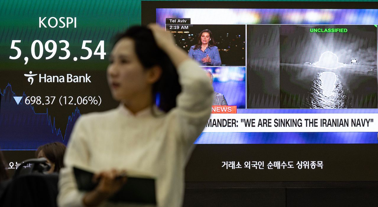 4일 코스피가 전날보다 698.37포인트(12.06%) 하락한 5093.54에 마감했다. 낙폭과 하락률 모두 역대 최고 기록이다. 코스닥도 1000선이 무너졌다. 이날 서울 중구 하나은행 딜링룸 전광판에 종가와 함께 미국·이스라엘과 이란 간 전쟁 뉴스가 나오고 있다. 전민규 기자