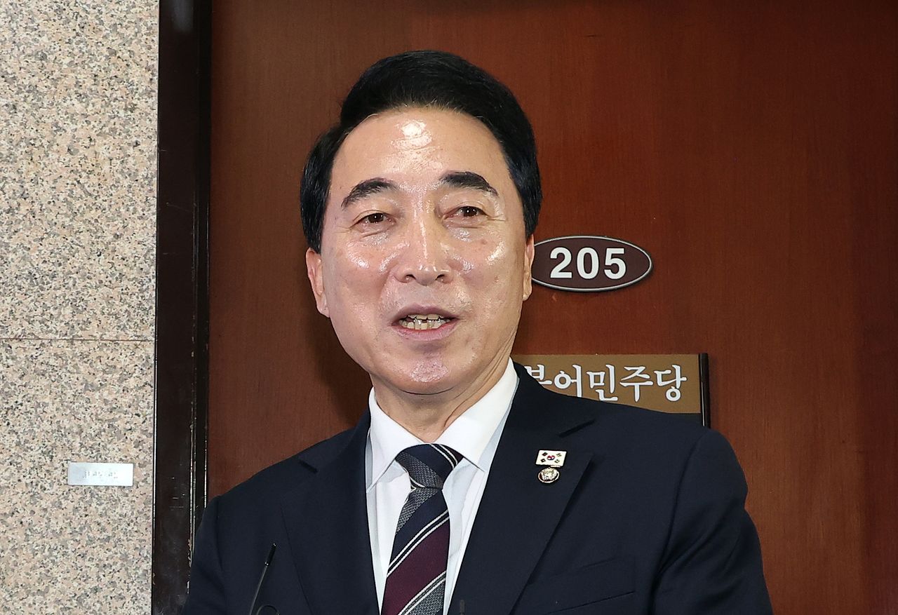 더불어민주당 박수현 수석대변인이 5일 국회에서 충남지사 출마를 위해 수석대변인직을 사퇴한다고 밝히고 있다. 연합뉴스