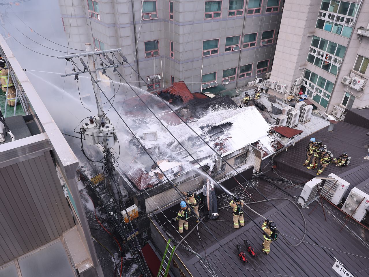 5일 오후 서울 종로구 봉익동 건물에서 화재가 발생해 소방대원들이 화재를 진압하고 있다. 뉴스1