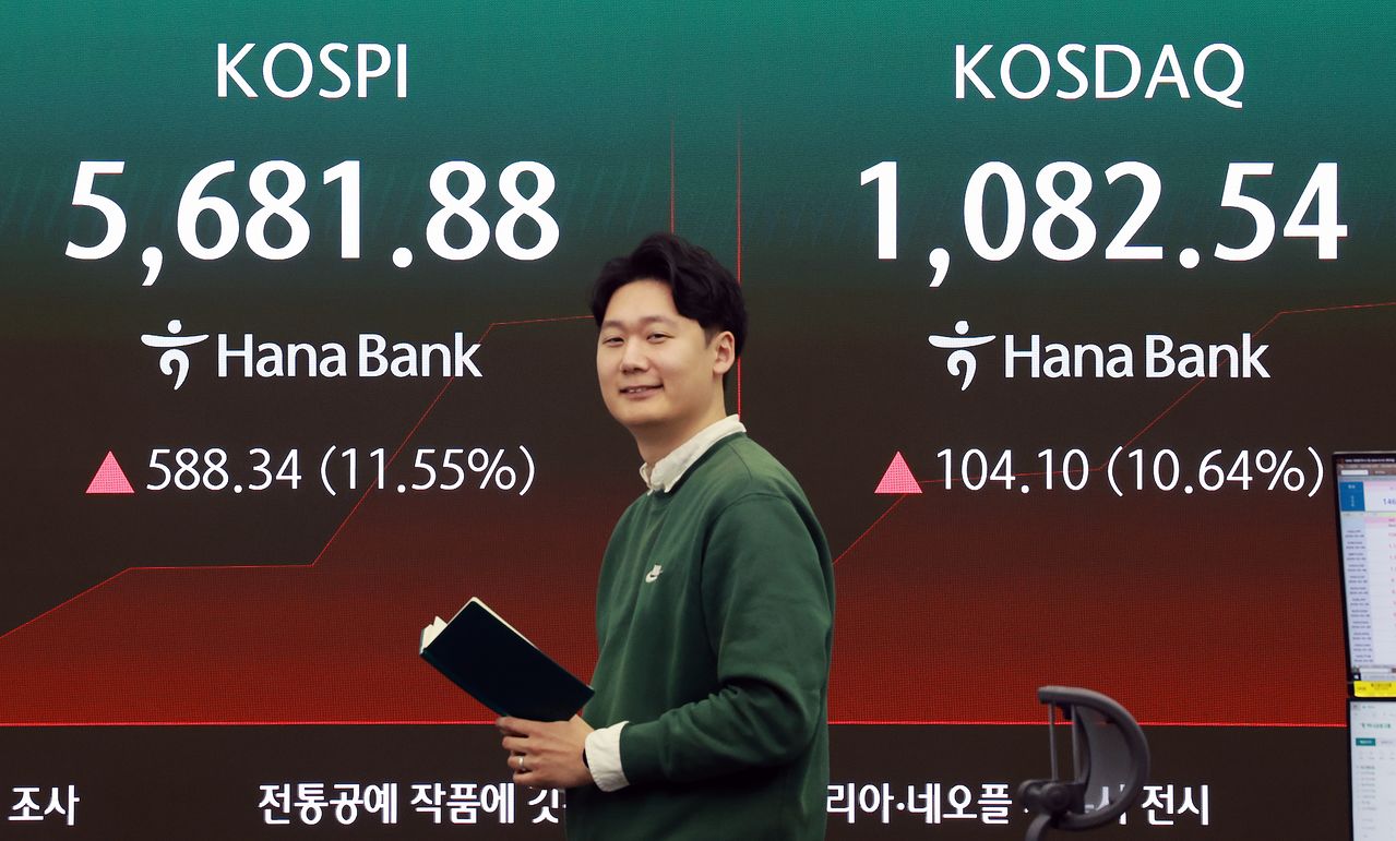 5일 서울 중구 하나은행 딜링룸 전광판에 코스피 등 시황이 표시되고 있다. 이날 코스피는 전일 대비 588.34p(11.55%) 상승한 5681.88, 코스닥은 104.10p(10.64%) 상승한 1082.54에 개장했다.뉴스1