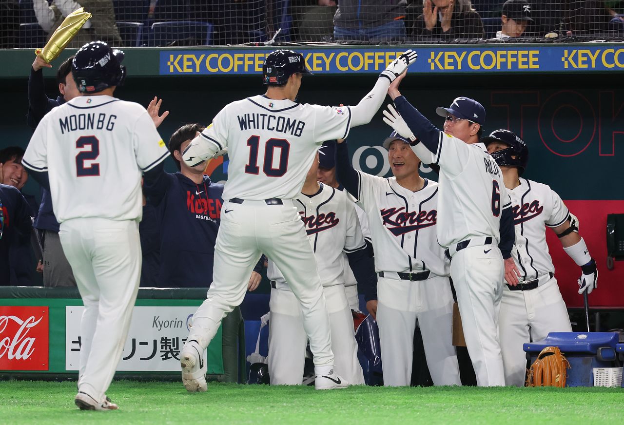 문보경과 위트컴의 홈런을 반기는 류지현 감독과 코치진. 연합뉴스
