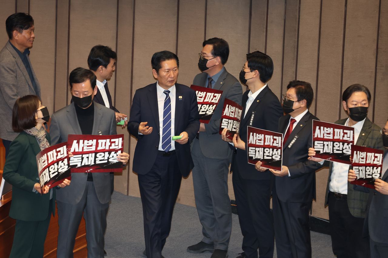 정청래 더불어민주당 대표가 지난 2월 28일 국회서 대법관을 대폭 늘리는 법원조직법 일부개정법률안에 대한 투표를 마친 후 침묵 시위를 하는 국민의힘 의원들 앞을 지나가고 있다. 뉴시스