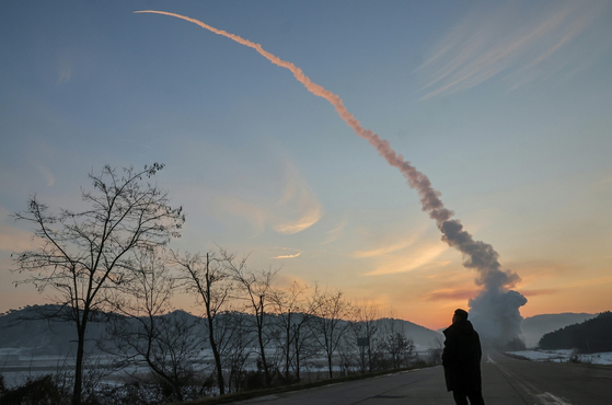 북한은 지난 1월 4일 김정은 국무위원장이 참관한 가운데 극초음속미사일 발사 훈련을 진행했다고 5일 밝혔다. 뉴스1