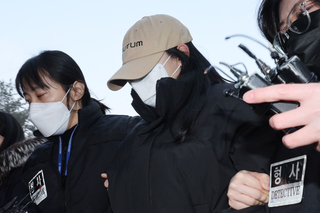 서울 강북구 수유동 모텔에서 남성 2명을 숨지게 한 혐의를 받는 20대 여성 A씨가 12일 서울북부지법에서 영장실질심사를 받기 위해 출석하고 있다.    경찰에 따르면 A씨는 지난 9일 강북구 수유동의 한 모텔에서 20대 남성 B씨에게 약물이 든 음료를 건네 숨지게 한 혐의를 받는다. 연합뉴스