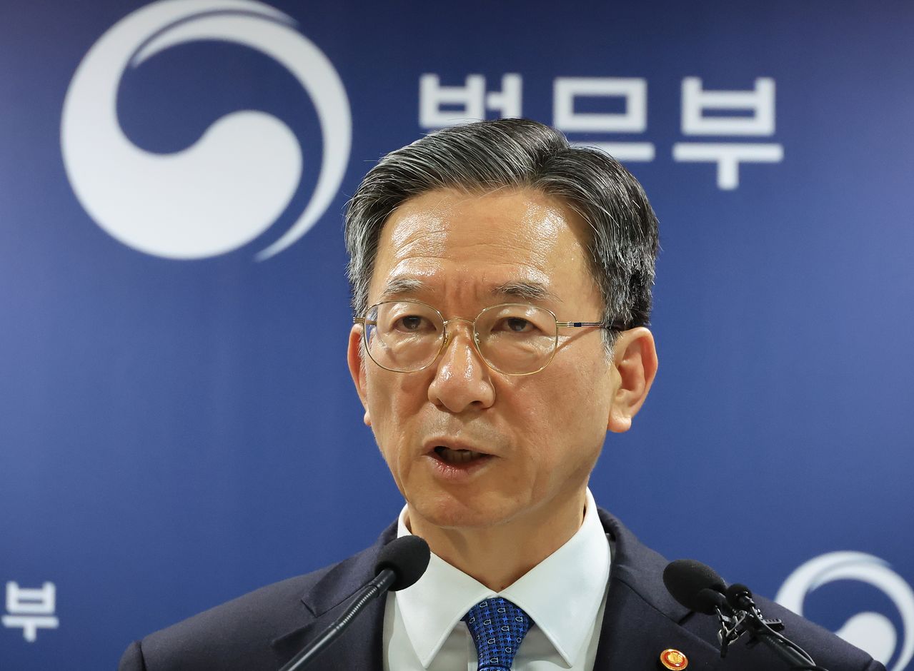 정성호 법무부 장관이 지난 3일 정부과천청사 법무부 브리핑실에서 2030 이민정책 미래 전략을 발표하고 있다. 연합뉴스.