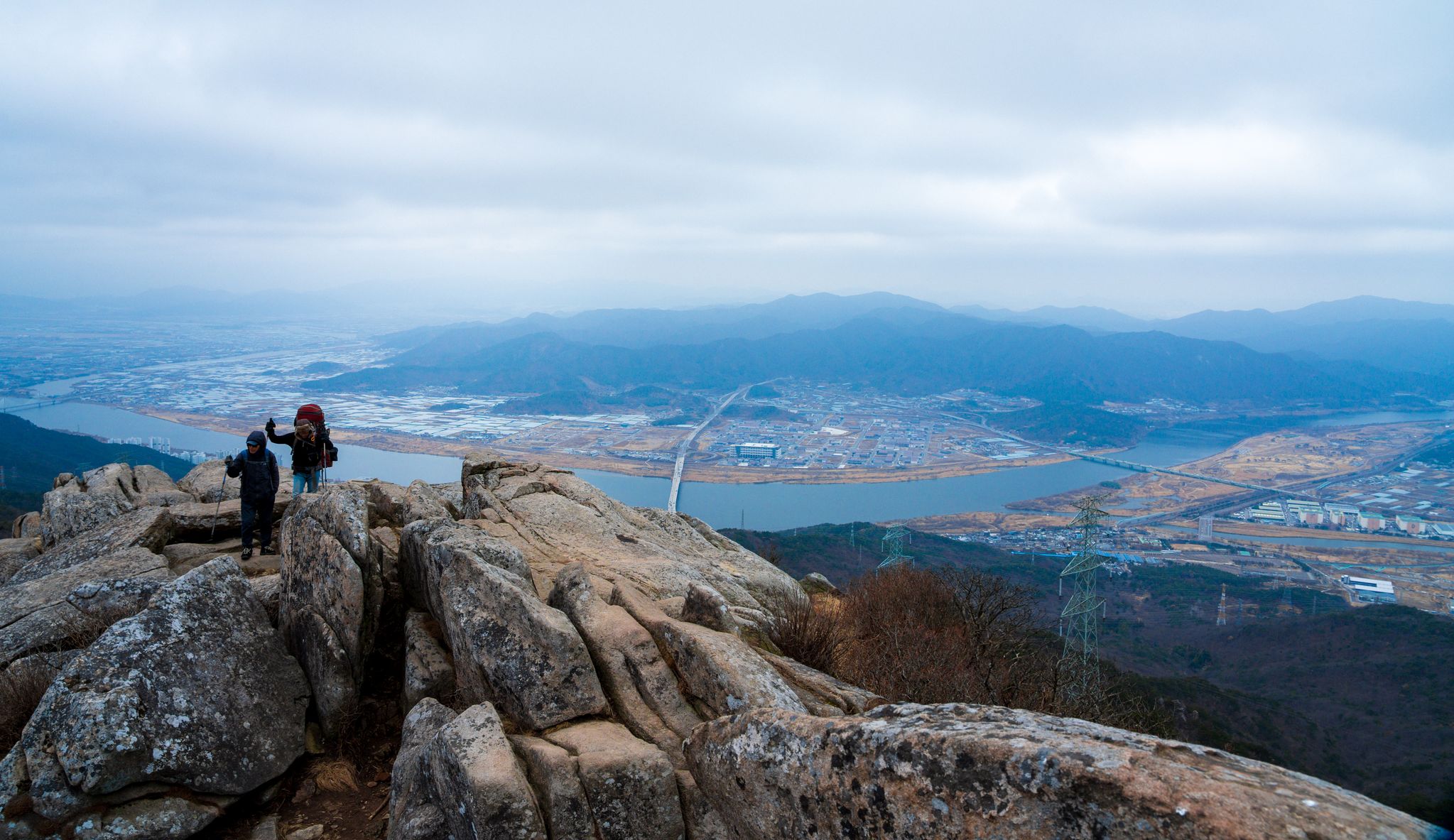 금정산 정상 고당봉. 낙동강이 김해와 양산 시내를 휘감아 흐르는 풍경이 시원하게 내려다보인다. 백종현 기자