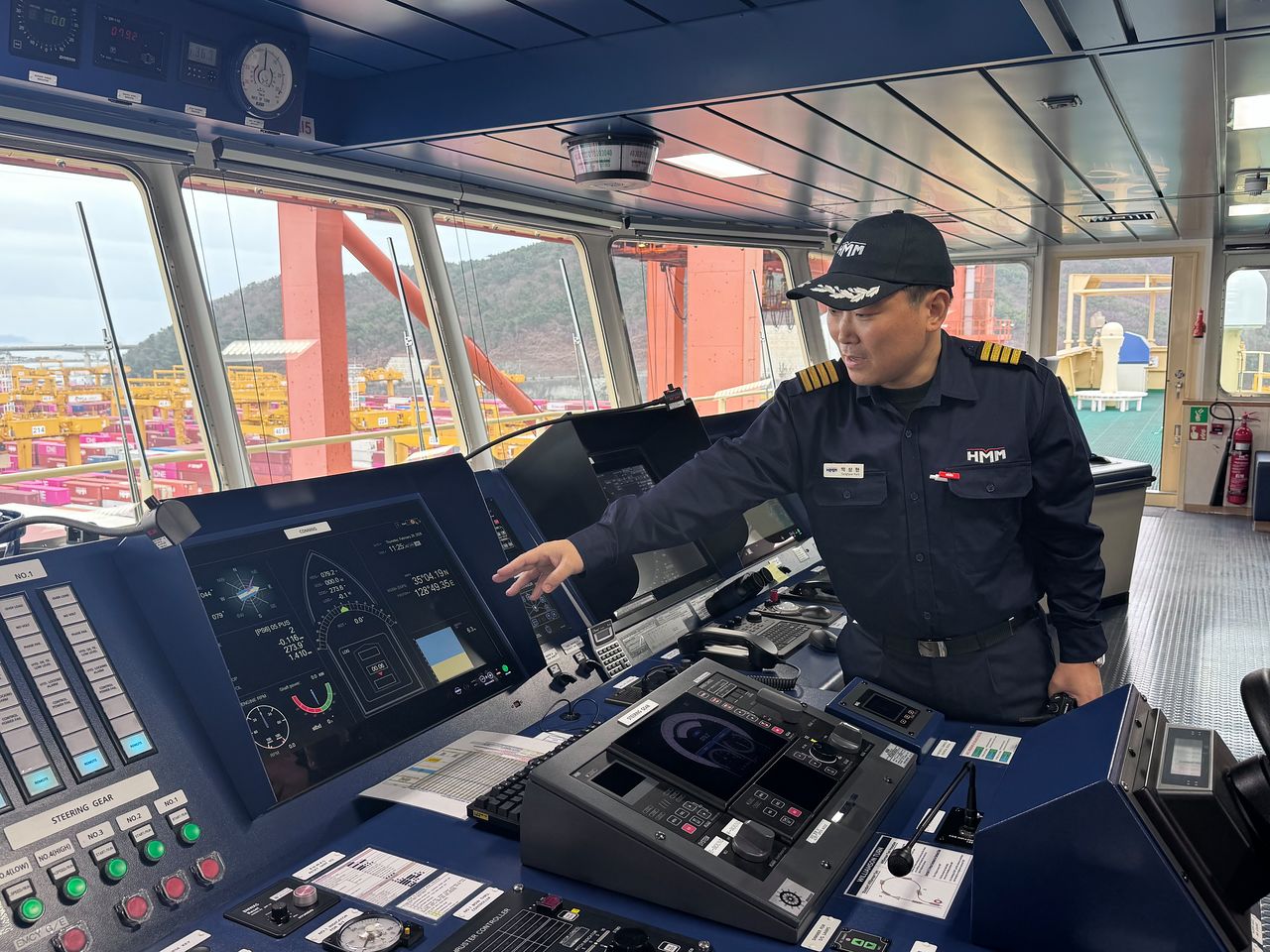박상현 HMM ‘에메랄드호’ 선장이 조타실에서 항해장비를 소개하고 있다. 고석현 기자