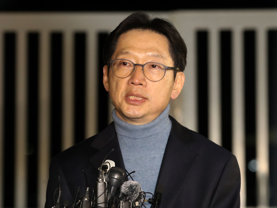 김경수 전 경남도지사가 2022년 12월 28일 경남 창원시 마산회원구 창원교도소에서 특별사면으로 출소하며 심경을 밝히고 있다. 뉴스1