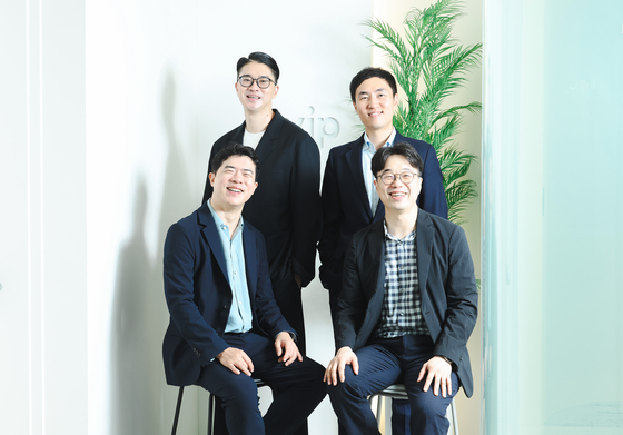 김민국·최준철 VIP자산운용 공동대표, 조창현 그로스팀장, 박성재 밸류팀장(앞줄 왼쪽부터 시계 반대 방향)이 가치투자의 기준에 대해 설명하고 있다. 우상조 기자