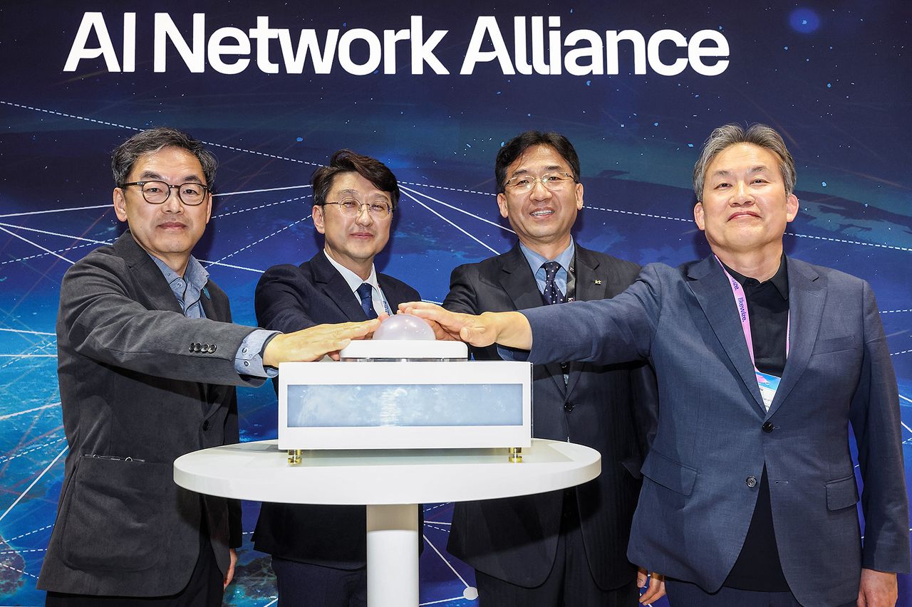 KT는 현지 부스에서 한국형 AI 네트워크 협력체 AINA 출범식을 열었다. [사진 각사]