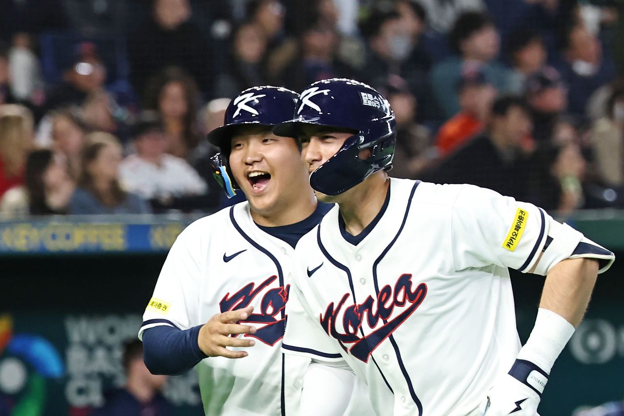 2026 월드베이스볼클래식(WBC) 1라운드 체코전 5회 말 투런 홈런을 친 셰이 위트컴(오른쪽)이 문보경과 하이파이브를 한 뒤 더그아웃으로 향하고 있다. 한국은 문보경의 만루홈런과 위트컴의 연타석 홈런에 힘입어 체코를 11-4로 이겼다. [연합뉴스]