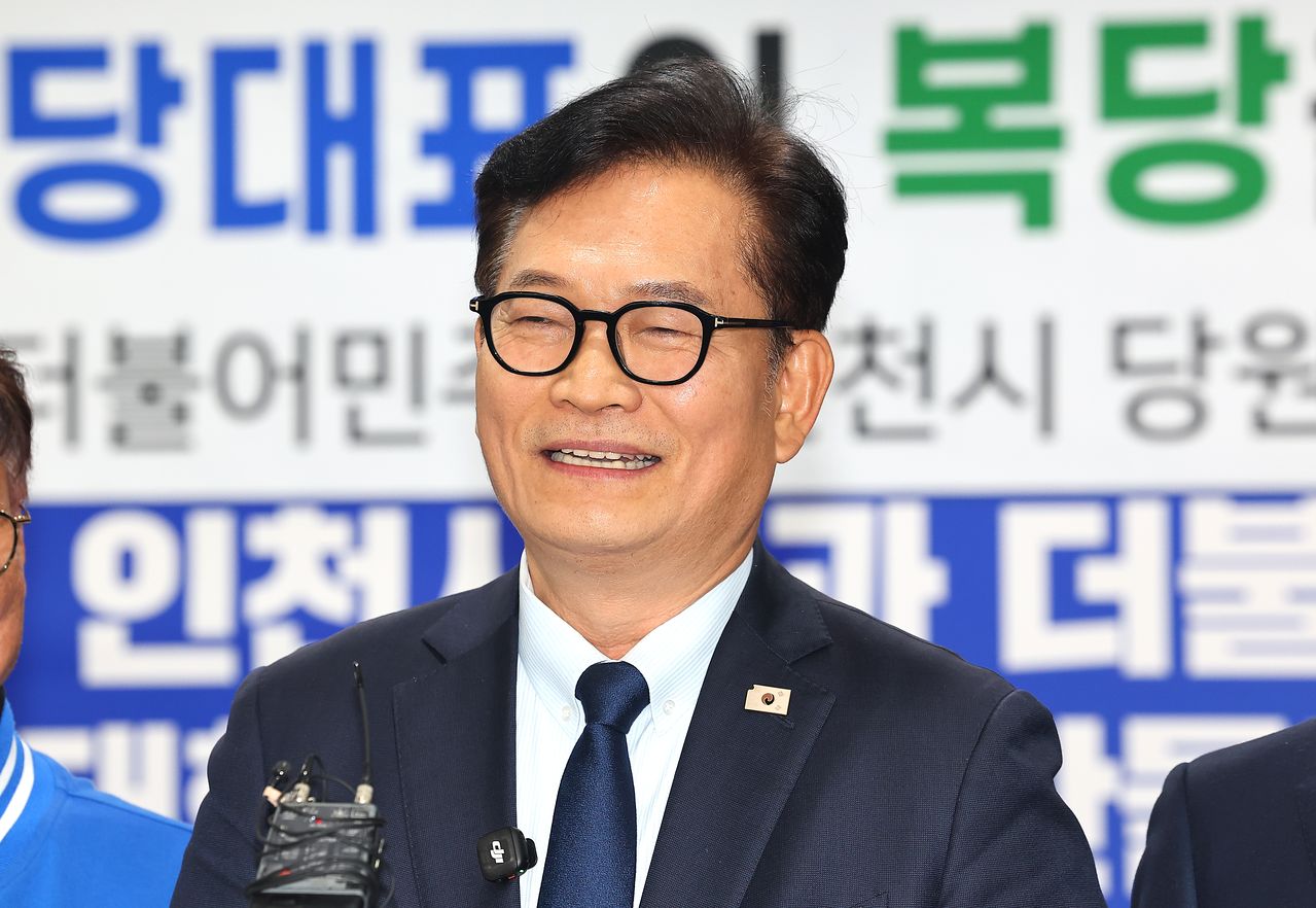 송영길 더불어민주당 전 대표가 지난달 20일 인천 남동구 인천시당을 찾아 고남석 시당위원장에게 복당 신청서를 제출한 뒤 소감을 밝히고 있다. 연합뉴스