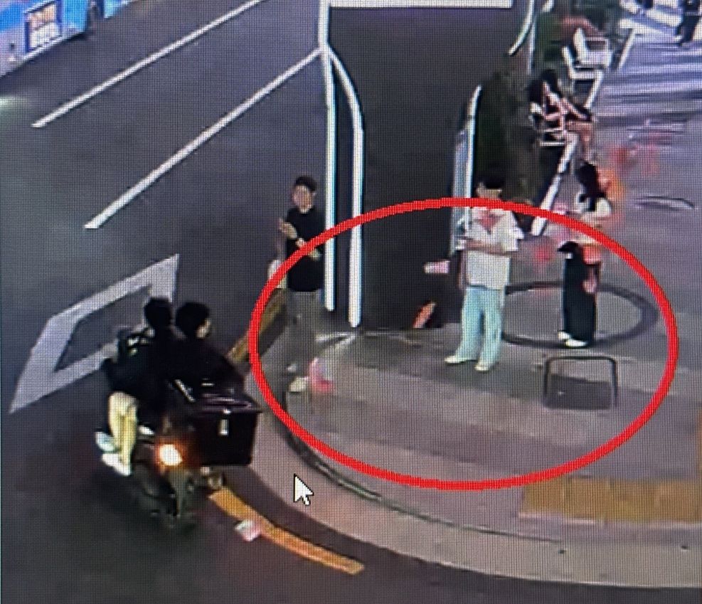 길거리에 선정적인 불법 전단지를 대량으로 뿌린 일당이 검거됐다. 사진 서울경찰청