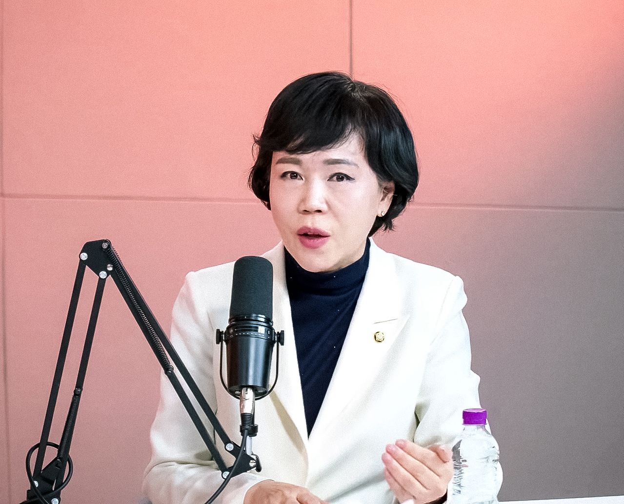 서울시장에 도전하는 전현희 민주당 의원이 5일 중앙일보 정치토크쇼 ‘황현희의 불편한 여의도’에서 인터뷰하고 있다. 전 의원은 스스로 “밑바닥부터 성장한 후보”로 평가했다. [사진 ‘불편한 여의도’ 캡처]