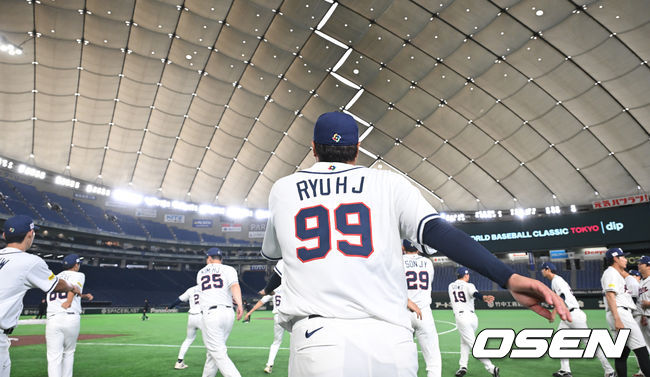 [OSEN=도쿄(일본), 손용호 기자] 4일 일본 도쿄 도쿄돔에서 월드베이스볼클래식(WBC)대회를 하루 앞두고 한국 대표팀이 공식 훈련을 가졌다. 우리 대표팀은 5일 일본 도쿄돔에서 체코와 WBC 조별리그 1차전에서 격돌한다. 류현진이 훈련전 스트레칭을 하고 있다. 2026.03.04 /spjj@osen.co.kr