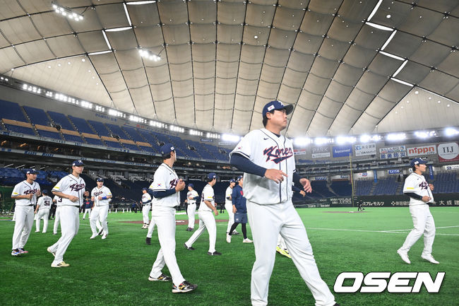 [OSEN=도쿄(일본), 손용호 기자] 4일 일본 도쿄 도쿄돔에서 월드베이스볼클래식(WBC)대회를 하루 앞두고 한국 대표팀이 공식 훈련을 가졌다. 우리 대표팀은 5일 일본 도쿄돔에서 체코와 WBC 조별리그 1차전에서 격돌한다. 류현진이 훈련전 스트레칭을 하고 있다. 2026.03.04 /spjj@osen.co.kr