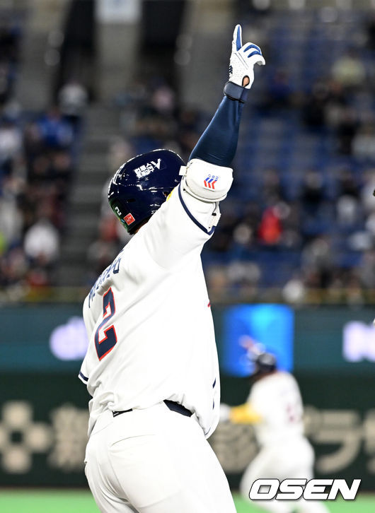 [OSEN=도쿄(일본), 손용호 기자] 5일 일본 도쿄돔에서 월드베이스볼클래식(WBC) 조별리그 C조 한국과 체코의 경기가열렸다.한국은 소형준, 체코는 다니엘 파디샥을 선발투수로 내세웠다.2006년 4강, 2009년 준우승을 차지한 경험이 있는 한국은 이후 3개 대회(2013년, 2017년, 2023년)에서 모두 8강 토너먼트 진출에 실패했다. 이번 대회에서는 17년 만에 본선 토너먼트 진출을 노린다.1회말 1사 만루에서 한국 문보경이 우중월 만루 홈런을 치고 환호하고 있다. 2026.03.05/spjj@osen.co.kr