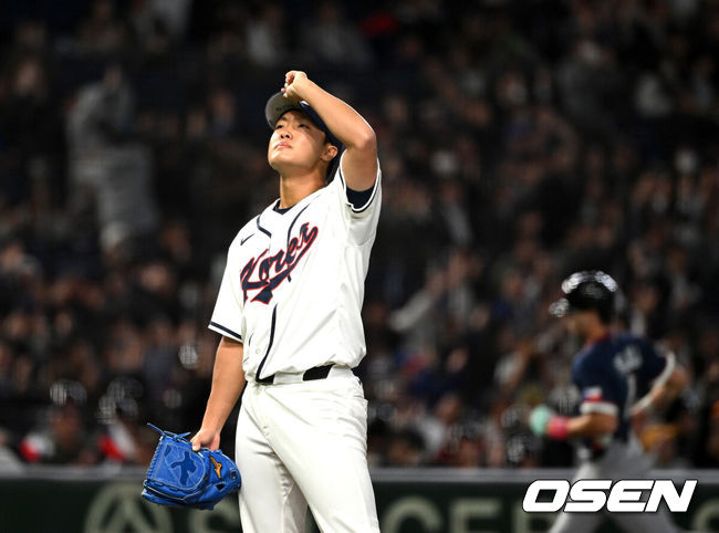 [OSEN=도쿄(일본), 손용호 기자] 5일 일본 도쿄돔에서 월드베이스볼클래식(WBC) 조별리그 C조 한국과 체코의 경기가열렸다.한국은 소형준, 체코는 다니엘 파디샥을 선발투수로 내세웠다.2006년 4강, 2009년 준우승을 차지한 경험이 있는 한국은 이후 3개 대회(2013년, 2017년, 2023년)에서 모두 8강 토너먼트 진출에 실패했다. 이번 대회에서는 17년 만에 본선 토너먼트 진출을 노린다.5회초 1사 1,2루에서 한국 정우주가 체코 테린 바브라에게 스리런 홈런을 허용하고 아쉬워하고 있다. 2026.03.05/spjj@osen.co.kr