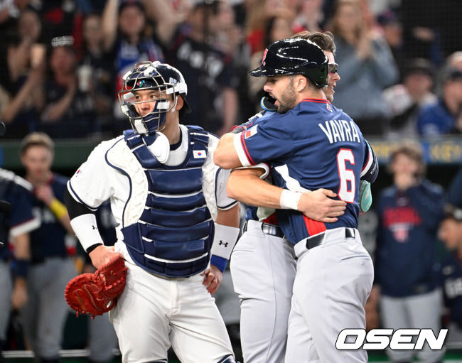 [OSEN=도쿄(일본), 손용호 기자] 5일 일본 도쿄돔에서 월드베이스볼클래식(WBC) 조별리그 C조 한국과 체코의 경기가열렸다.한국은 소형준, 체코는 다니엘 파디샥을 선발투수로 내세웠다.2006년 4강, 2009년 준우승을 차지한 경험이 있는 한국은 이후 3개 대회(2013년, 2017년, 2023년)에서 모두 8강 토너먼트 진출에 실패했다. 이번 대회에서는 17년 만에 본선 토너먼트 진출을 노린다.5회초 1사 1,2루에서 체코 테린 바브라가 스리런 홈런을 치고 환호하고 있다. 2026.03.05/spjj@osen.co.kr