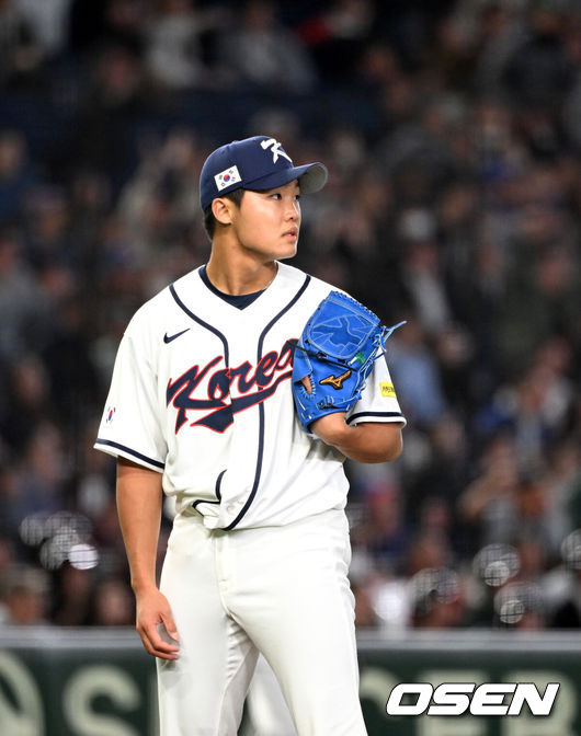 [OSEN=도쿄(일본), 손용호 기자] 5일 일본 도쿄돔에서 월드베이스볼클래식(WBC) 조별리그 C조 한국과 체코의 경기가열렸다.한국은 소형준, 체코는 다니엘 파디샥을 선발투수로 내세웠다.2006년 4강, 2009년 준우승을 차지한 경험이 있는 한국은 이후 3개 대회(2013년, 2017년, 2023년)에서 모두 8강 토너먼트 진출에 실패했다. 이번 대회에서는 17년 만에 본선 토너먼트 진출을 노린다.5회초 1사 1,2루에서 한국 정우주가 체코 테린 바브라에게 스리런 홈런을 허용하고 아쉬워하고 있다. 2026.03.05/spjj@osen.co.kr