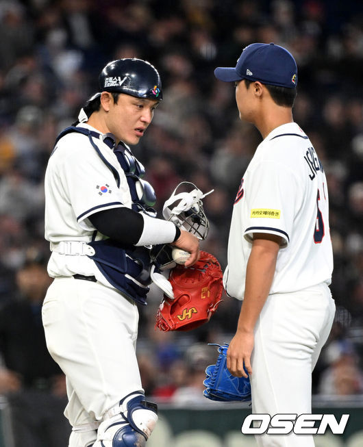 [OSEN=도쿄(일본), 손용호 기자] 5일 일본 도쿄돔에서 월드베이스볼클래식(WBC) 조별리그 C조 한국과 체코의 경기가열렸다.한국은 소형준, 체코는 다니엘 파디샥을 선발투수로 내세웠다.2006년 4강, 2009년 준우승을 차지한 경험이 있는 한국은 이후 3개 대회(2013년, 2017년, 2023년)에서 모두 8강 토너먼트 진출에 실패했다. 이번 대회에서는 17년 만에 본선 토너먼트 진출을 노린다.5회초 마운드를 방문한 한국 포수 박동원이 정우주와 이야기를 나누고 있다. 2026.03.05/spjj@osen.co.kr