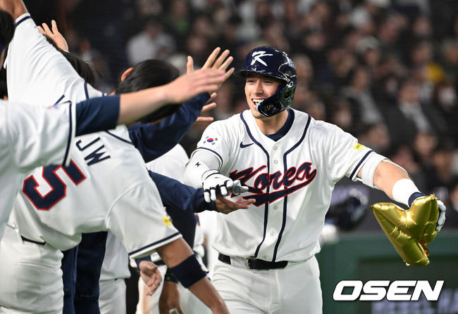 [OSEN=도쿄(일본), 손용호 기자] 5일 일본 도쿄돔에서 월드베이스볼클래식(WBC) 조별리그 C조 한국과 체코의 경기가열렸다. 5회말 1사 1루에서 한국 셰이 위트컴이 좌월 투런 홈런을 치고 더그아웃에서 동료들과 환호하고 있다. 2026.03.05/spjj@osen.co.kr