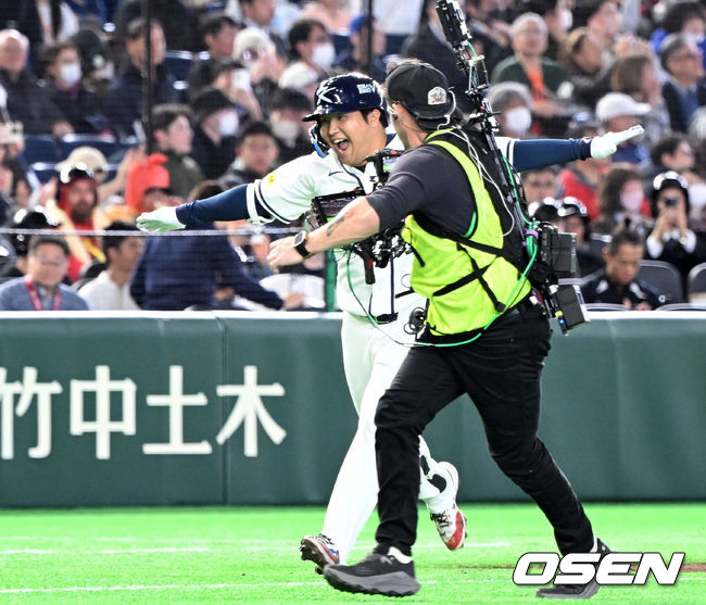[OSEN=도쿄(일본), 손용호 기자] 5일 일본 도쿄돔에서 월드베이스볼클래식(WBC) 조별리그 C조 한국과 체코의 경기가열렸다. 1회말 1사 만루에서 한국 문보경이 우중월 만루 홈런을 치고 환호하고 있다. 2026.03.05/spjj@osen.co.kr