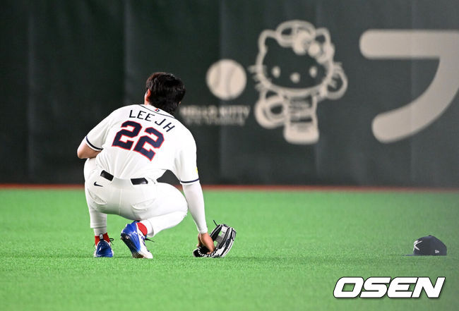 [OSEN=도쿄(일본), 손용호 기자] 5일 일본 도쿄돔에서 월드베이스볼클래식(WBC) 조별리그 C조 한국과 체코의 경기가열렸다.한국은 소형준, 체코는 다니엘 파디샥을 선발투수로 내세웠다.2006년 4강, 2009년 준우승을 차지한 경험이 있는 한국은 이후 3개 대회(2013년, 2017년, 2023년)에서 모두 8강 토너먼트 진출에 실패했다. 이번 대회에서는 17년 만에 본선 토너먼트 진출을 노린다.4회초 1사 2루에서 한국 이정후가 체코 무지크의 안타 때 송구하며 넘어지고 있다. 2026.03.05/spjj@osen.co.kr