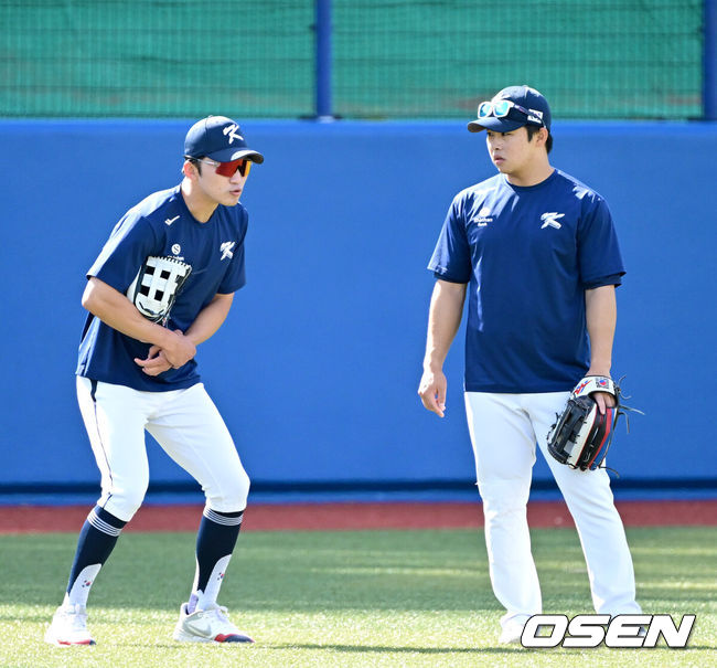 [OSEN=오키나와(일본), 최규한 기자] 2026 WBC(월드베이스볼클래식)를 준비하는 대한민국 야구 대표팀이 24일 일본 오키나와 가데나 야구장에서 프로야구 KIA 타이거즈와 연습경기를 펼쳤다. 야구 대표팀은 오키나와에서 국내 팀들과 6차례 연습경기를 치르며 전력을 끌어올릴 예정이다.대표팀 박해민과 문현빈이 수비 훈련을 펼치고 있다. 2026.02.24 / dreamer@osen.co.kr