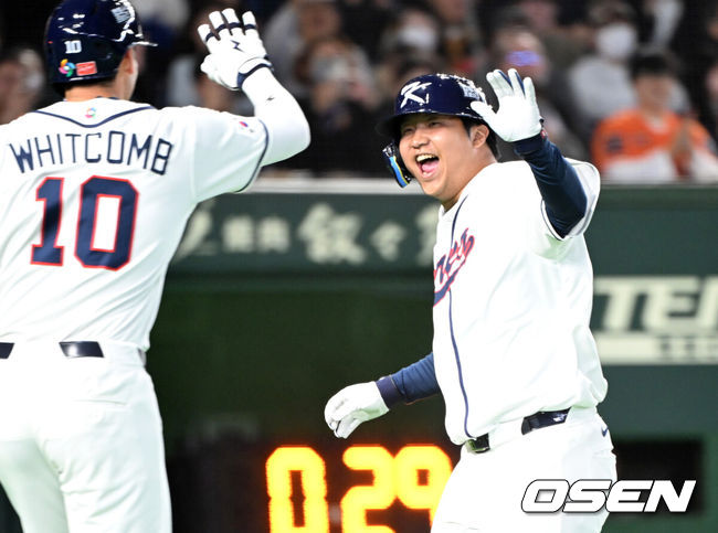 [OSEN=도쿄(일본), 손용호 기자] 5일 일본 도쿄돔에서 월드베이스볼클래식(WBC) 조별리그 C조 한국과 체코의 경기가열렸다.한국은 소형준, 체코는 다니엘 파디샥을 선발투수로 내세웠다.2006년 4강, 2009년 준우승을 차지한 경험이 있는 한국은 이후 3개 대회(2013년, 2017년, 2023년)에서 모두 8강 토너먼트 진출에 실패했다. 이번 대회에서는 17년 만에 본선 토너먼트 진출을 노린다.1회말 1사 만루에서 한국 문보경이 우중월 만루 홈런을 치고 홈에서 동료들과 환호하고 있다. 2026.03.05/spjj@osen.co.kr