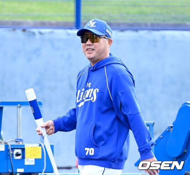 [OSEN=오키나와(일본), 최규한 기자] 프로야구 삼성 라이온즈가 1일 일본 오키나와 온나손 아카마구장에서 스프링 캠프를 차리고 구슬땀을 흘렸다.삼성은 오키나와 캠프에서 훈련 뿐 아니라 대표팀, 국내 팀들과 연습경기를 통해 전력을 가다듬을 예정이다. 삼성 박진만 감독이 발걸음을 옮기고 있다. 2026.03.01 / dreamer@osen.co.kr