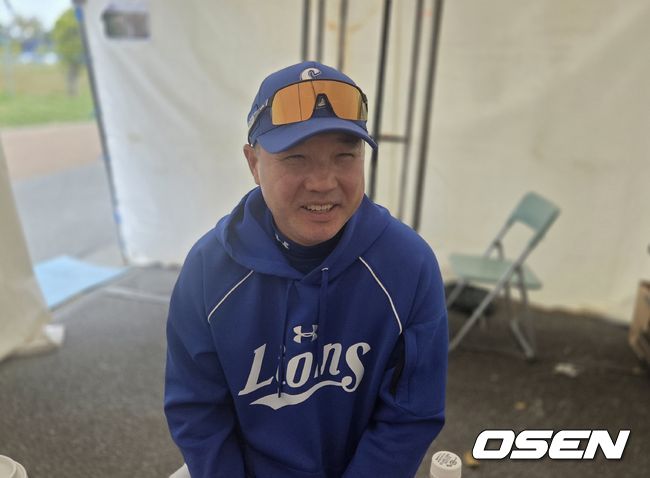 [OSEN=오키나와, 한용섭 기자]프로야구 삼성 라이온즈 박진만 감독이 5일 일본 오키나와현 아카마구장에서 LG 트윈스와 연습경기를 앞두고 취재진과 인터뷰를 하다가 웃고 있다. /orange@osen.co.kr 
