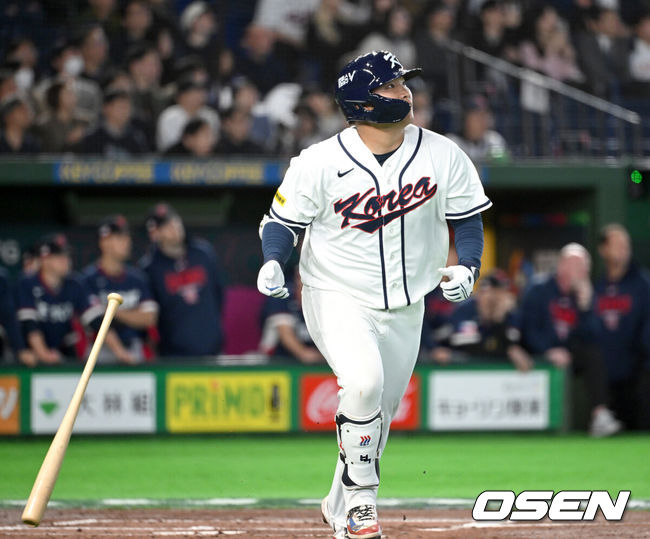 [OSEN=도쿄(일본), 손용호 기자] 5일 일본 도쿄돔에서 월드베이스볼클래식(WBC) 조별리그 C조 한국과 체코의 경기가열렸다.한국은 소형준, 체코는 다니엘 파디샥을 선발투수로 내세웠다.2006년 4강, 2009년 준우승을 차지한 경험이 있는 한국은 이후 3개 대회(2013년, 2017년, 2023년)에서 모두 8강 토너먼트 진출에 실패했다. 이번 대회에서는 17년 만에 본선 토너먼트 진출을 노린다.1회말 1사 만루에서 한국 문보경이 우중월 만루 홈런을 치고 있다. 2026.03.05/spjj@osen.co.kr