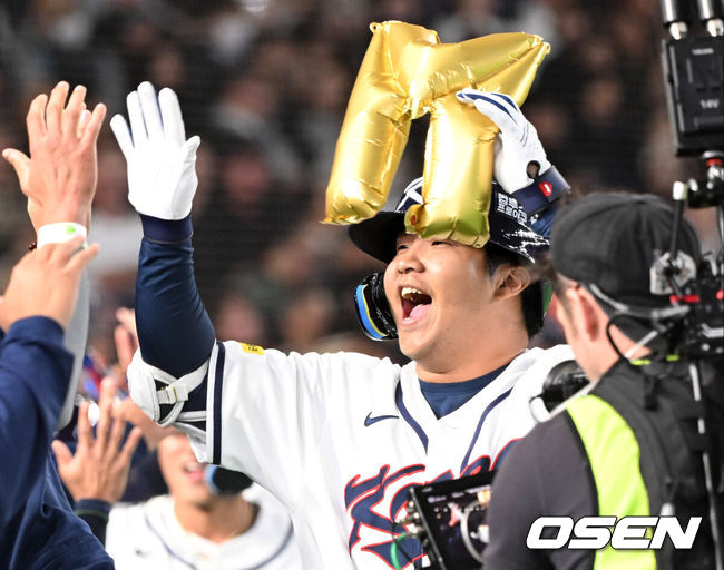 [OSEN=도쿄(일본), 손용호 기자] 5일 일본 도쿄돔에서 월드베이스볼클래식(WBC) 조별리그 C조 한국과 체코의 경기가열렸다.한국은 소형준, 체코는 다니엘 파디샥을 선발투수로 내세웠다.2006년 4강, 2009년 준우승을 차지한 경험이 있는 한국은 이후 3개 대회(2013년, 2017년, 2023년)에서 모두 8강 토너먼트 진출에 실패했다. 이번 대회에서는 17년 만에 본선 토너먼트 진출을 노린다.1회말 1사 만루에서 한국 문보경이 우중월 만루 홈런을 치고 더그아웃에서 동료들과 환호하고 있다. 2026.03.05/spjj@osen.co.kr
