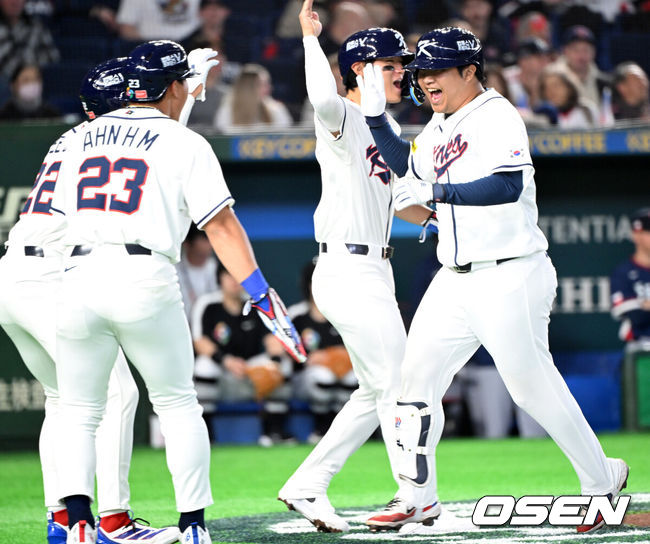 [OSEN=도쿄(일본), 손용호 기자] 5일 일본 도쿄돔에서 월드베이스볼클래식(WBC) 조별리그 C조 한국과 체코의 경기가열렸다.한국은 소형준, 체코는 다니엘 파디샥을 선발투수로 내세웠다.2006년 4강, 2009년 준우승을 차지한 경험이 있는 한국은 이후 3개 대회(2013년, 2017년, 2023년)에서 모두 8강 토너먼트 진출에 실패했다. 이번 대회에서는 17년 만에 본선 토너먼트 진출을 노린다.1회말 1사 만루에서 한국 문보경이 우중월 만루 홈런을 치고 홈에서 동료들과 환호하고 있다. 2026.03.05/spjj@osen.co.kr
