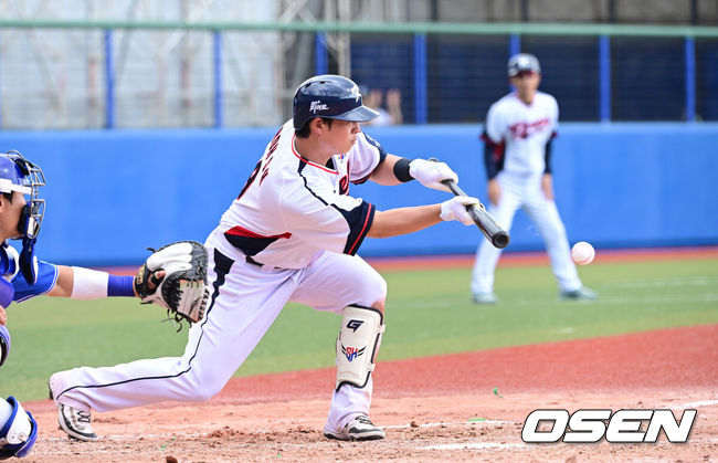 [OSEN=오키나와(일본), 최규한 기자] 2026 WBC(월드베이스볼클래식)를 준비하는 대한민국 야구 대표팀이 26일 일본 오키나와 가데나 야구장에서 프로야구 삼성 라이온즈와 연습경기를 펼쳤다. 야구 대표팀은 오키나와에서 국내 팀들과 6차례 연습경기를 치르며 전력을 끌어올릴 예정이다. 5회말 무사 1, 2루 상황 대표팀 노시환이 희생 번트를 대고 있다. 2026.02.26 / dreamer@osen.co.kr
